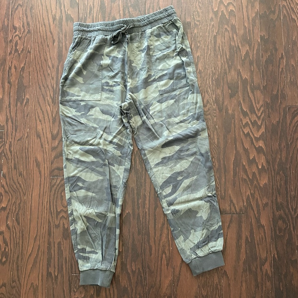 Splendid Women's Camo Joggers/Pants, Size: Medium, Color: Green Camouflage